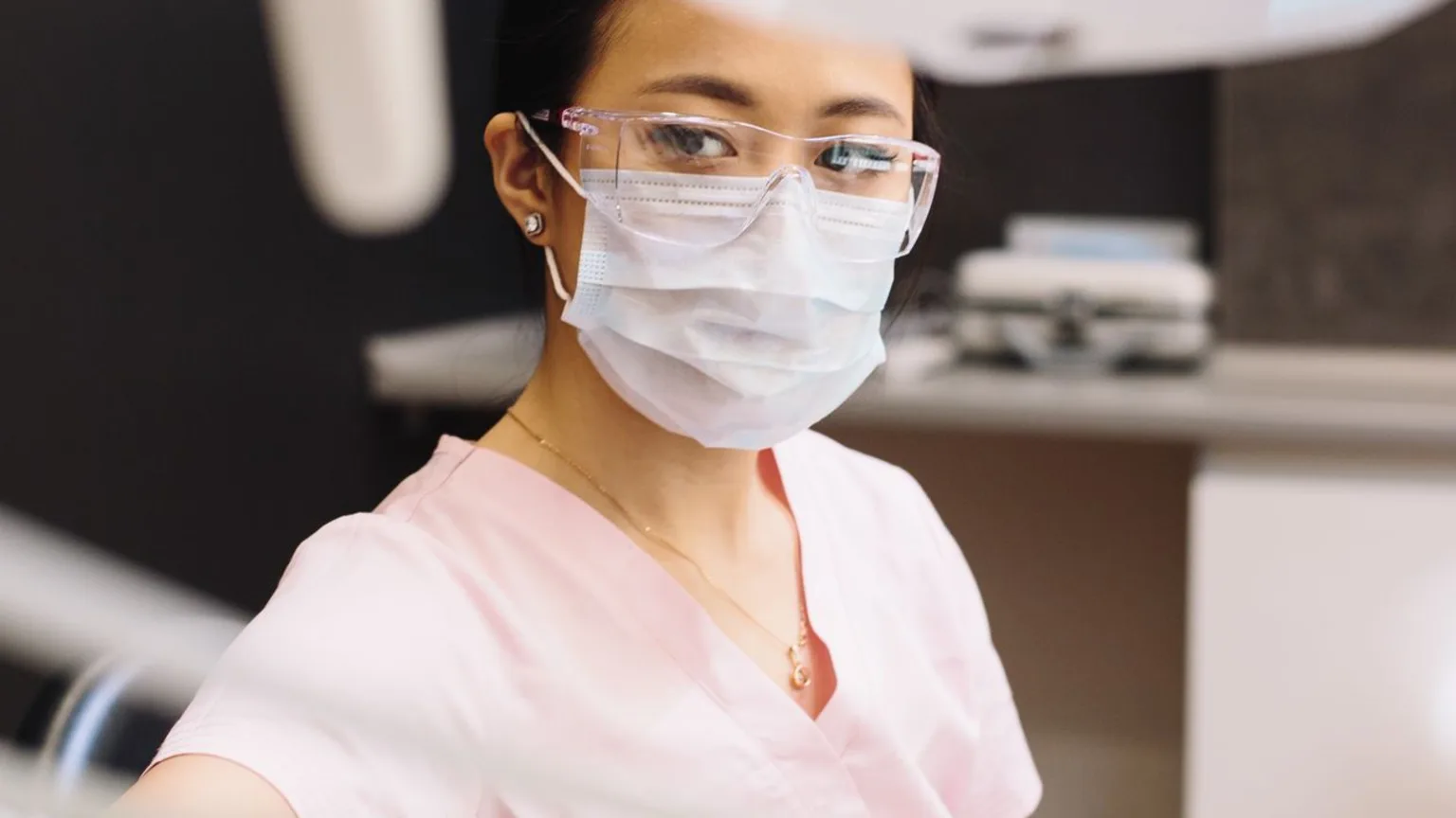 Portrait d'une chirurgienne-dentiste masquée dans son cabinet