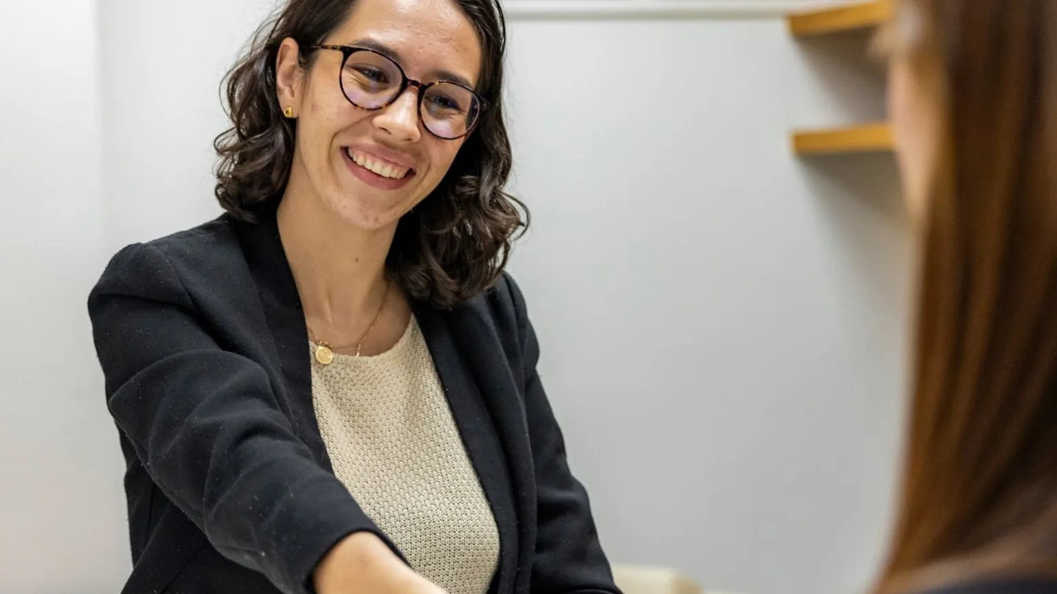 Poignée de main entre une recruteuse et une candidate à l'issue d'un entretien d'embauche