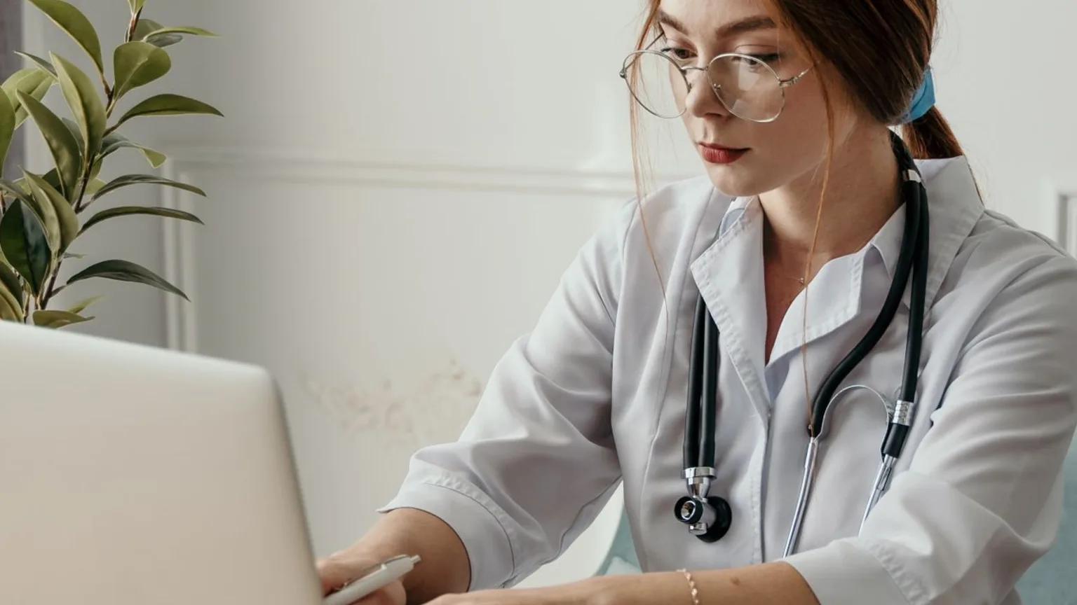 Professionnelle de santé en blouse travaillant sur l'organisation administrative d'un cabinet