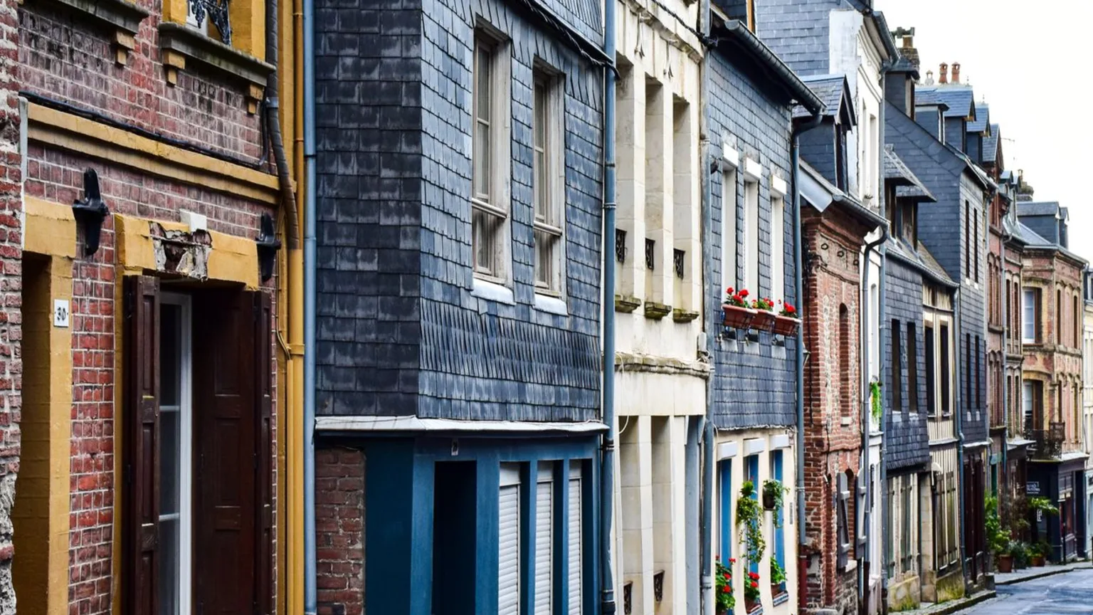 Rue commerçante d'un village français, illustrant le choix d'un territoire d'installation