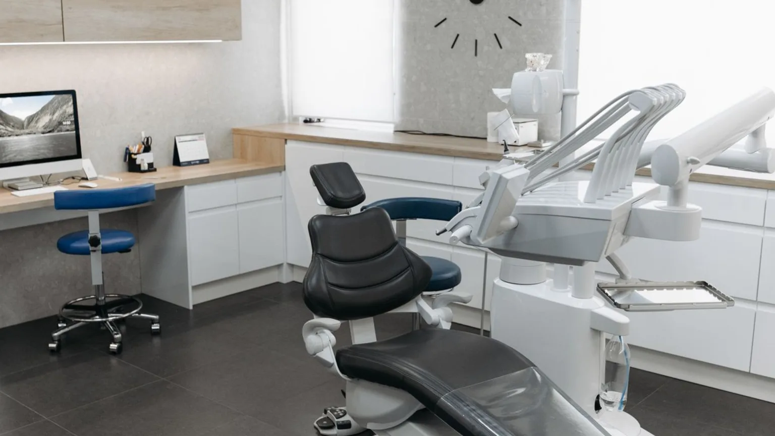 Salle de soins dentaire entièrement équipée, prête pour l'ouverture d'un cabinet