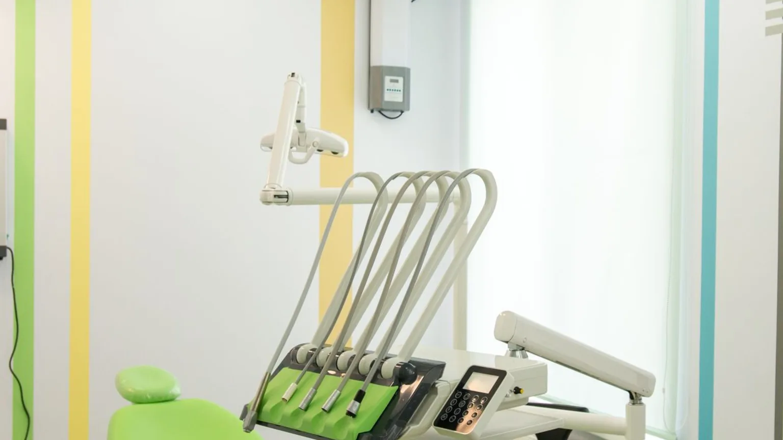 Salle de soins dentaire moderne et colorée, illustrant l'attractivité d'un cabinet employeur