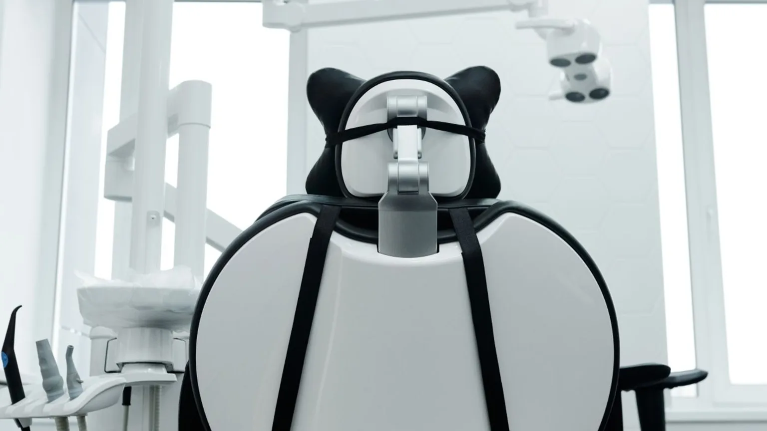 Fauteuil dentaire vide dans une salle de soins lumineuse, illustrant un poste de praticien non pourvu