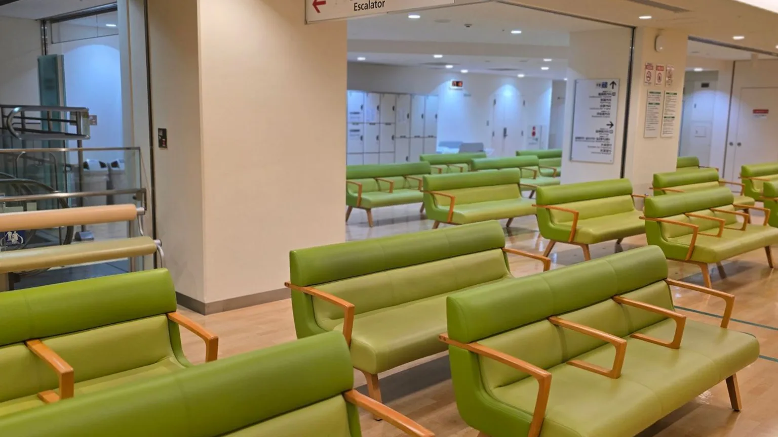 Vaste salle d'attente d'un centre de santé équipée de nombreux sièges