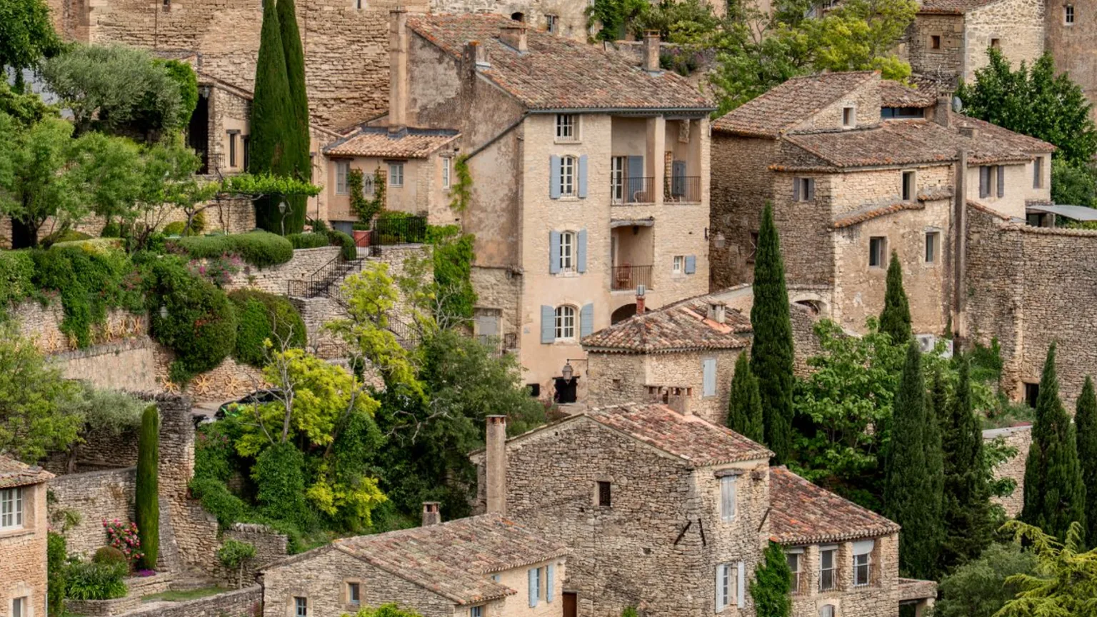 Village perché en pierre dans la campagne française, illustrant les communes classées en zone France Ruralités Revitalisation